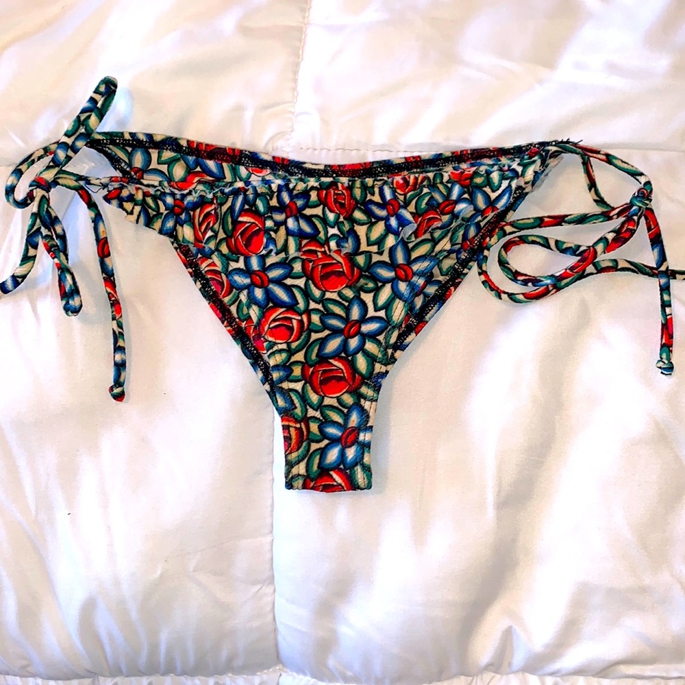Cheeky string bikini bottoms